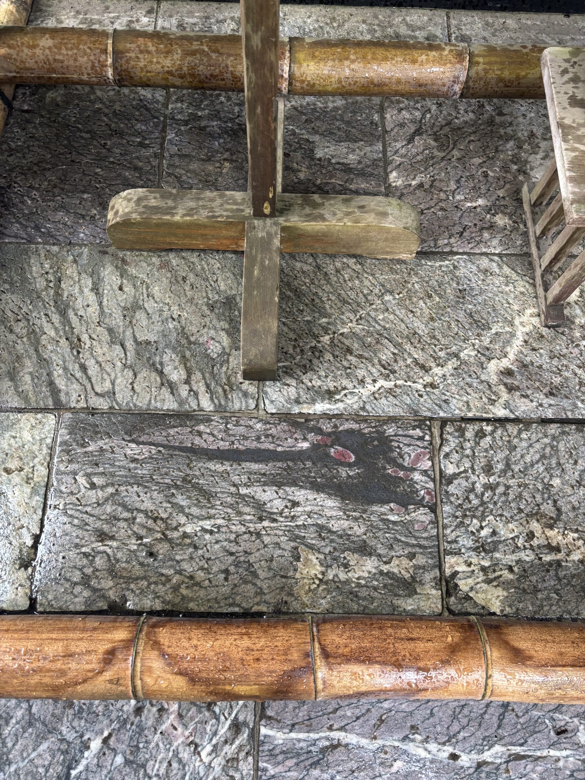 雨に濡れた三峯神社境内の石畳