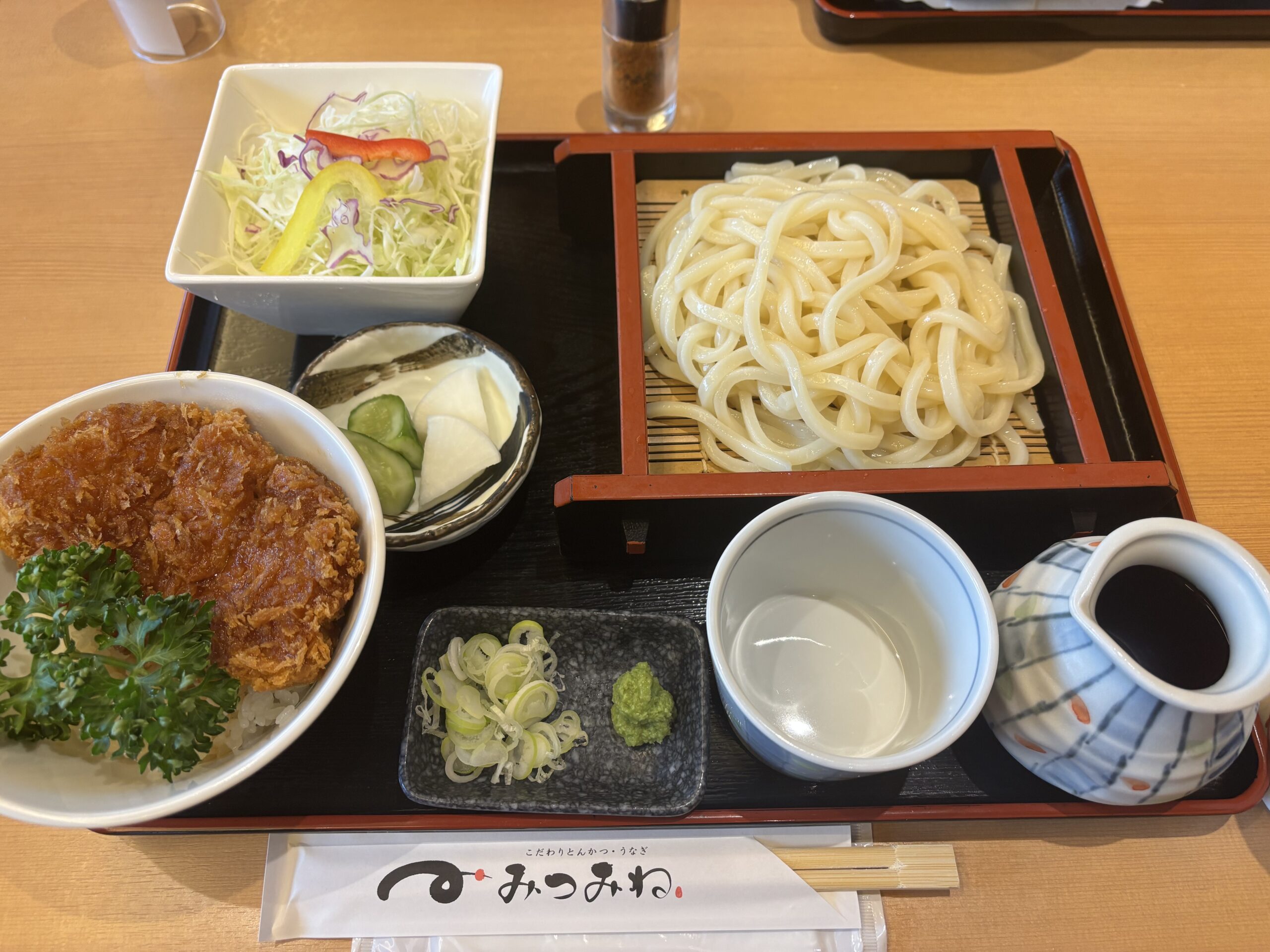 三峯神社への道中で立ち寄ったとんかつみつみねのとんかつとうどん